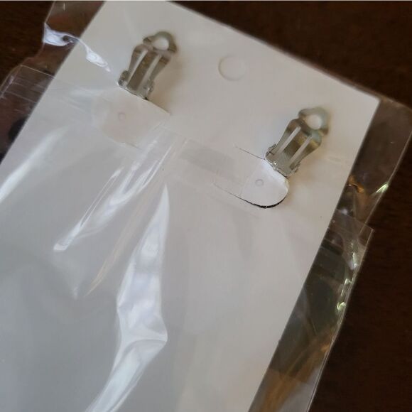 NWT Resin Leaf Dangle Clip On Earrings - Picture 3 of 4